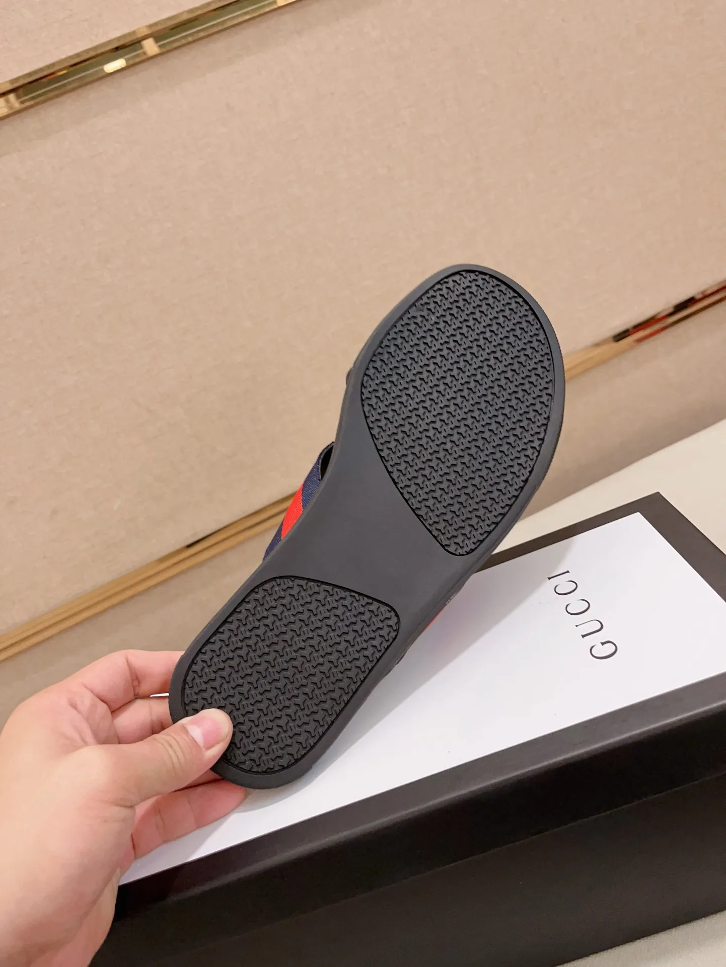 Men's shoes 💰: 240💰 [gucci Gucci slippers] High-end men's shoes brand official website 1:1 latest masterpiece: original mold customization, the fabric is made of imported original materials, upgraded outsole, lighter and non-slip. The market's top quality, simple yet tasteful, a must-have for fashionistas, fashionable at your feet, full of confidence, the same style at the counter 👍The season of summer slippers is here. Code: 38-45